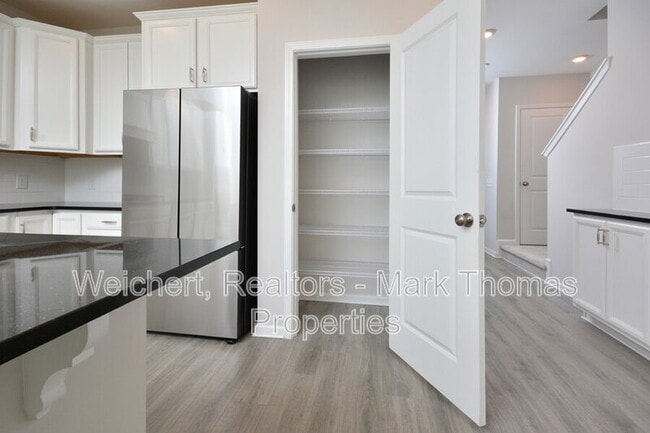 Building Photo - 1043 Manorhaven Dr