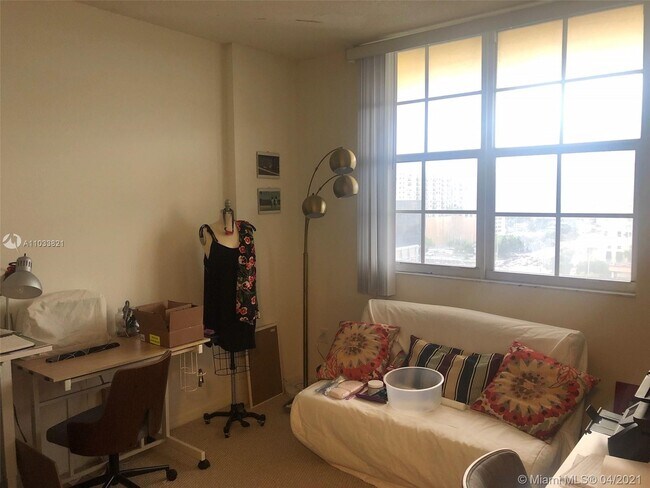 Building Photo - 215 SW 42nd Ave