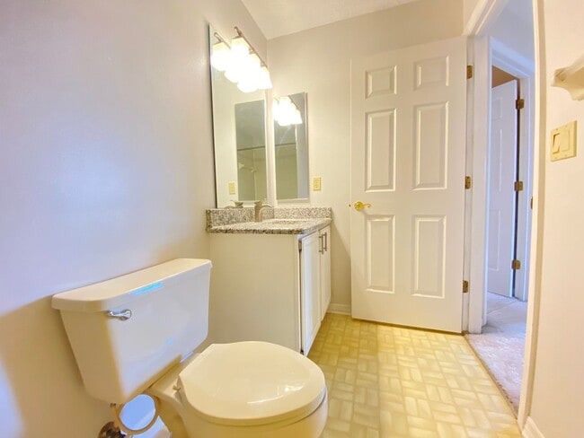 Building Photo - 3708 Molona Dr