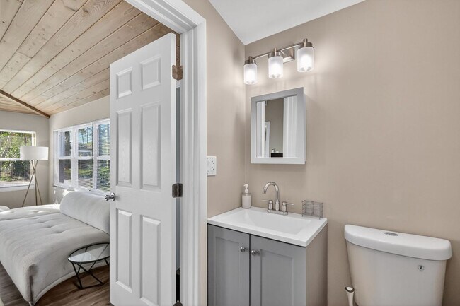 Building Photo - 823 Avenida Hermosa