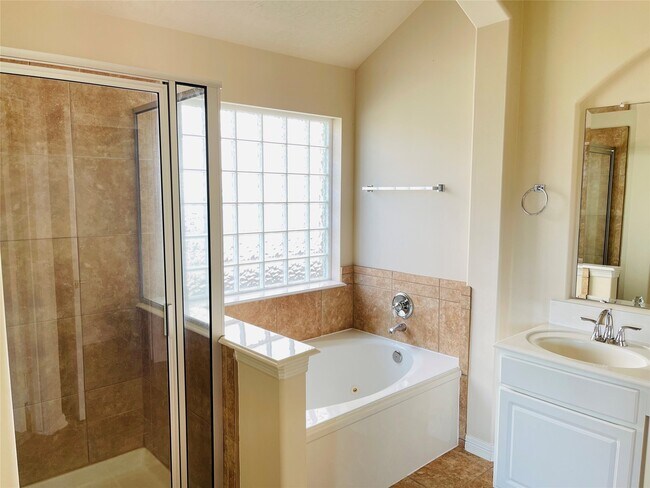 Building Photo - 10723 Lake Riata Ln