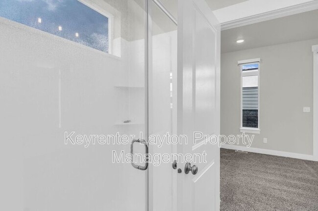 Building Photo - 453 E 690 S