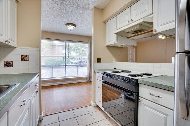 Building Photo - 500 E Riverside Dr