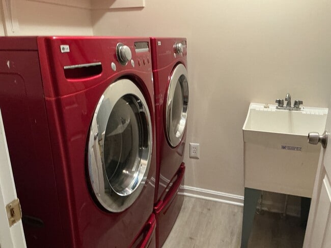 Building Photo - Welcome home!  Sought after Lake of the Woods!