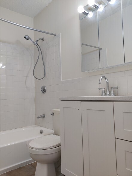 Building Photo - 8 Barrows St