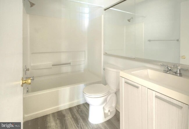 Building Photo - 1301 Hawthorne Ct