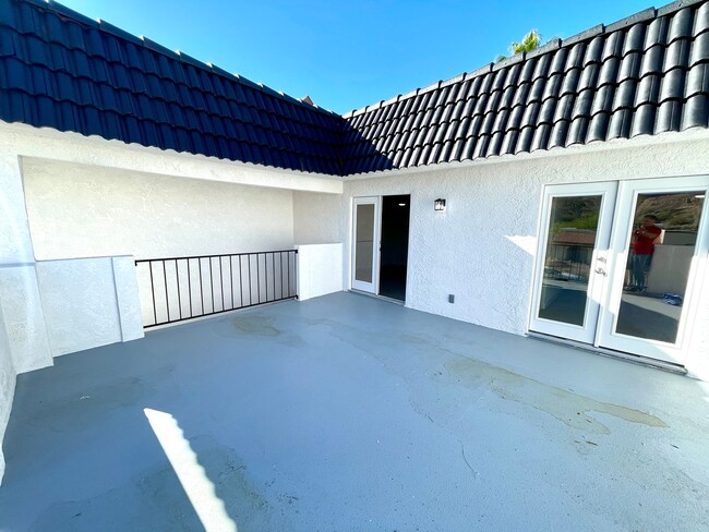 Building Photo - Gorgeous 2-Story Home with Golf Course Views and Modern Amenities!