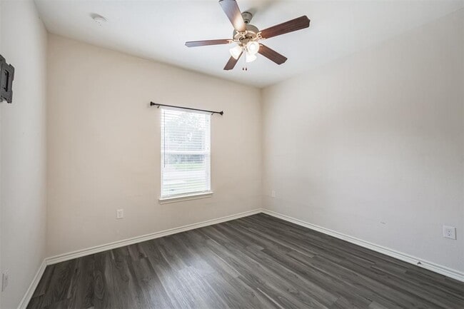 Building Photo - 10310 Chesterfield Dr
