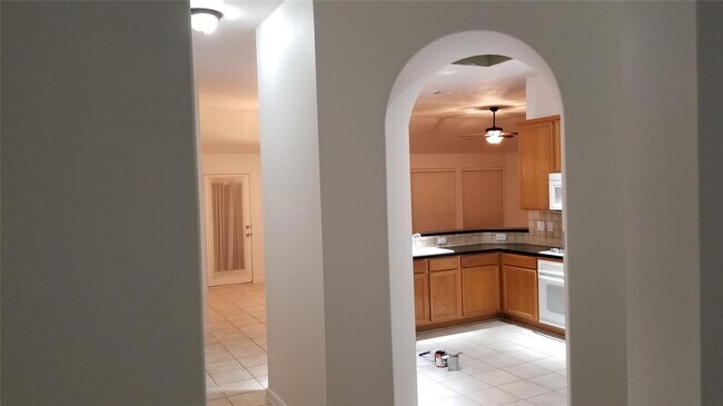Building Photo - 935 Rock Springs Dr