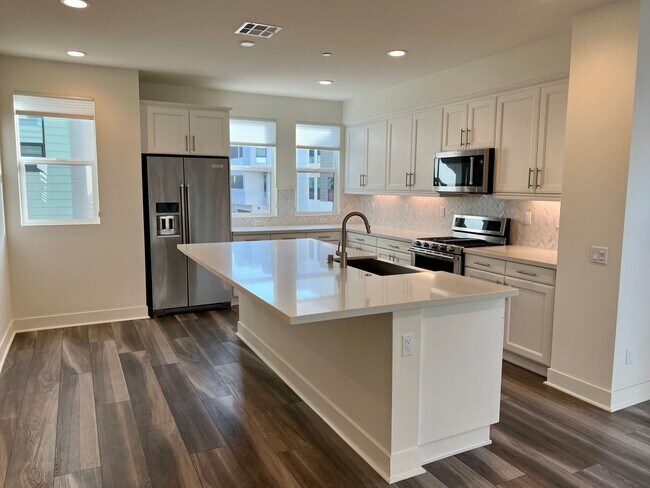 Building Photo - Exclusive Executive Condo in the Heart of ...