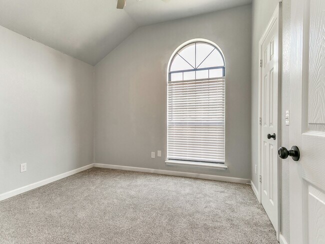 Building Photo - 5612 SE 87th St
