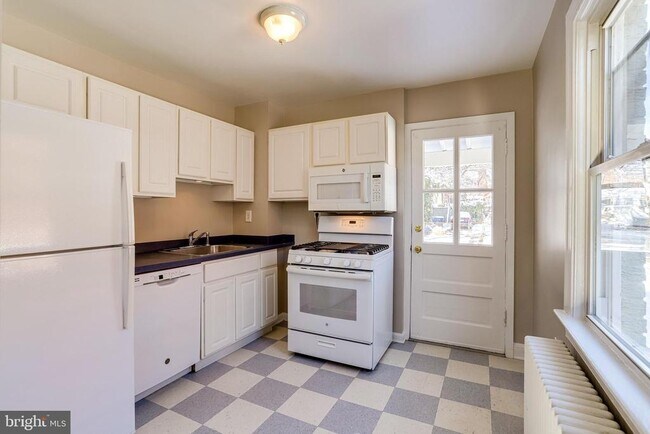 Building Photo - 530 E Alexandria Ave