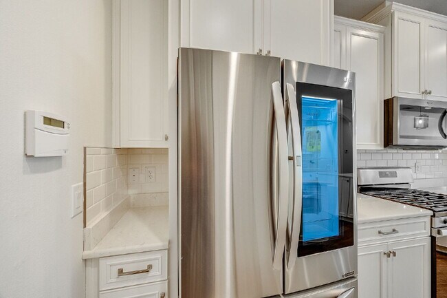 Building Photo - Loren Cove Villa