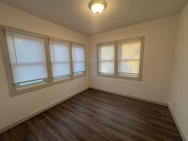 Building Photo - NEW LISTING: Remodeled 4 Bed 2 Bath