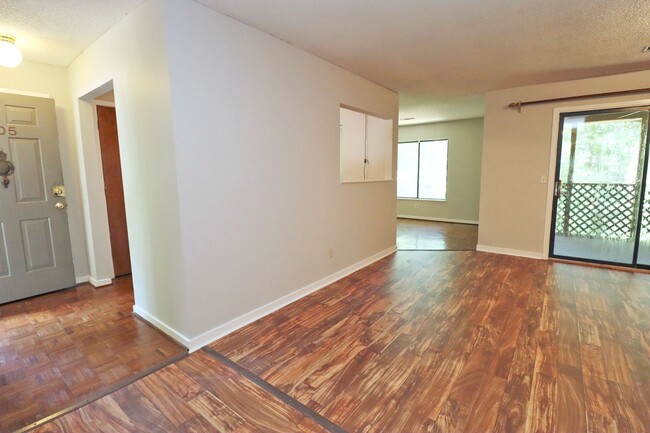 Building Photo - Spacious 2BR 2BA townhome in Village Creek!