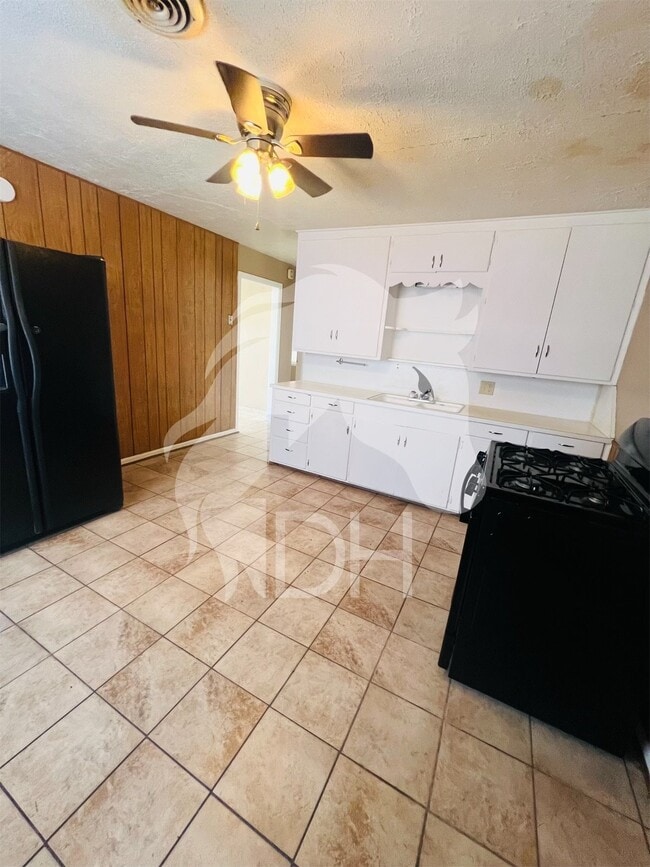 Building Photo - 1818 N Washington St