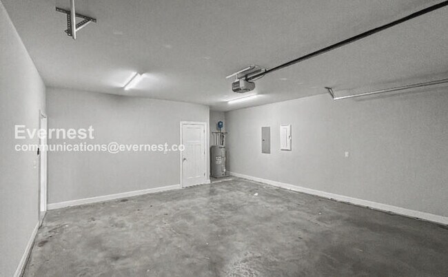 Building Photo - Spacious 3 Bed, 2.5 Bath Home with 2 Car Garage