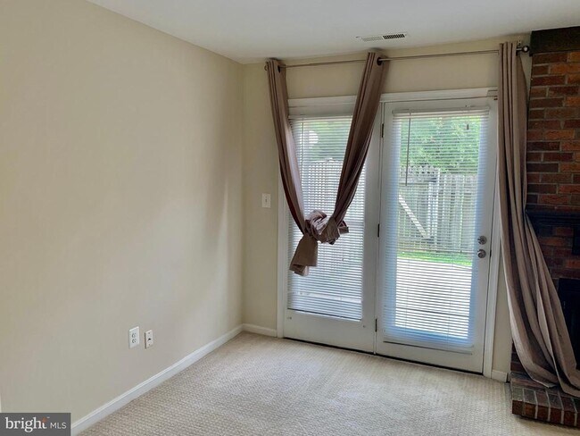 Building Photo - 1569 Templeton Pl