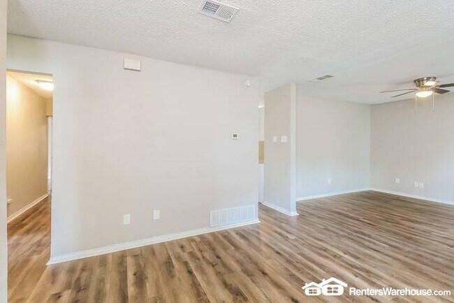 Building Photo - Newly renovated spacious 4 bed/2 bath, wit...