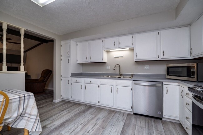Building Photo - COME SEE THIS BEAUTY!