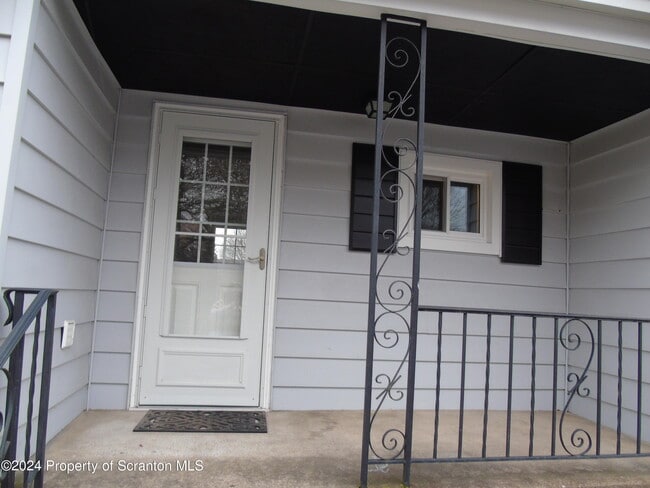 Building Photo - 112 E Elm St
