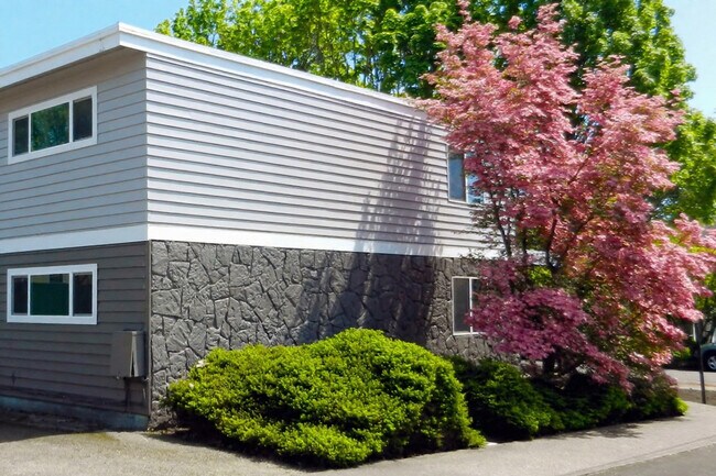 Building Photo - 617 SE Washington St