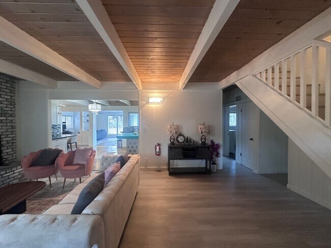 Building Photo - Charming, Fully Furnished 4 Bedroom House in Quiet Neighborhood- Pet Friendly!