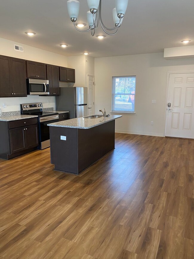 Building Photo - Pent House Suite for Rent