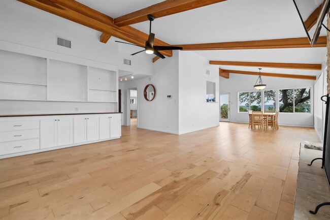 Building Photo - 3935 Lago Vista Dr