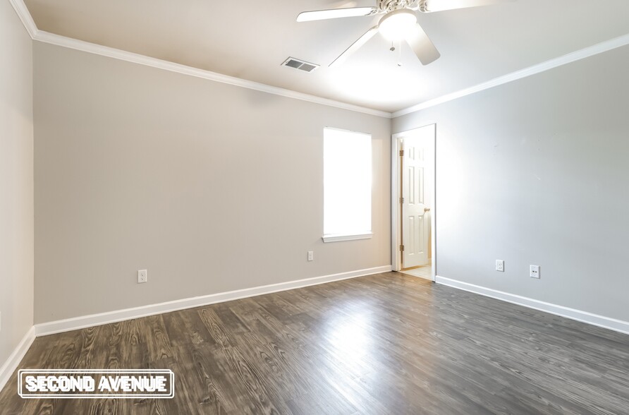 Building Photo - 203 Glenn Oak Dr