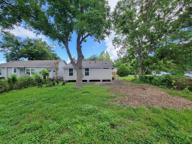 Building Photo - BEAUTIFUL REMODELED 3 BEDROOM 2 BATH IN LA...