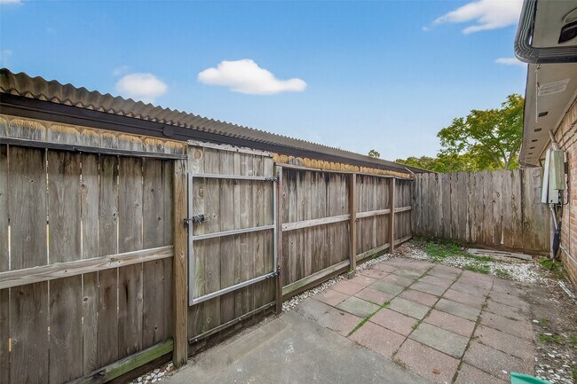 Building Photo - 8931 Gaylord Dr