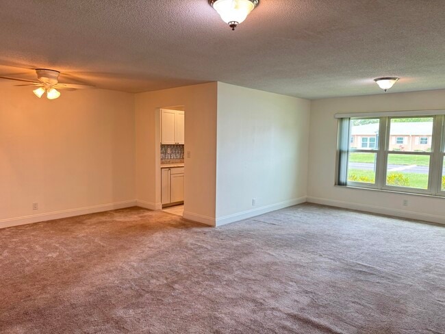 Building Photo - 250 N High Point