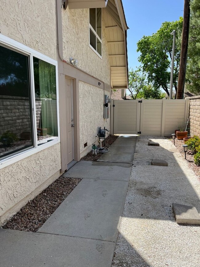 Building Photo - Conveniently located home featuring 2 main bedrooms!