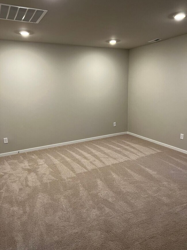 Building Photo - STO Langly Duplex