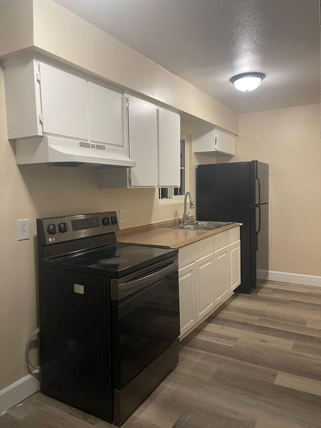 Building Photo - One bedroom, One bath. Downstairs unit. 89101