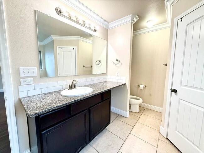 Building Photo - 806 E 98th St