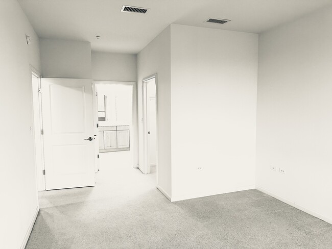 Building Photo - 801 Village Center Dr