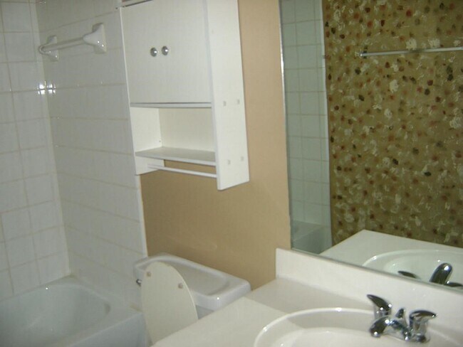 Building Photo - 19754 Cozy Cabbin Dr