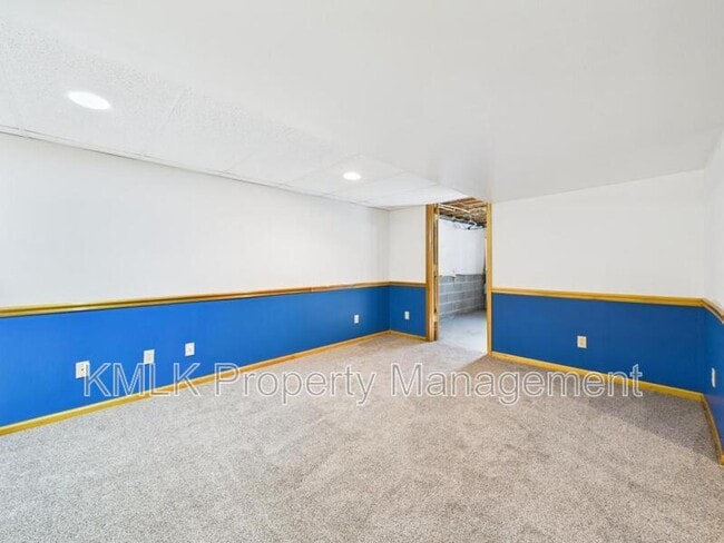 Building Photo - 411 Treeview Dr