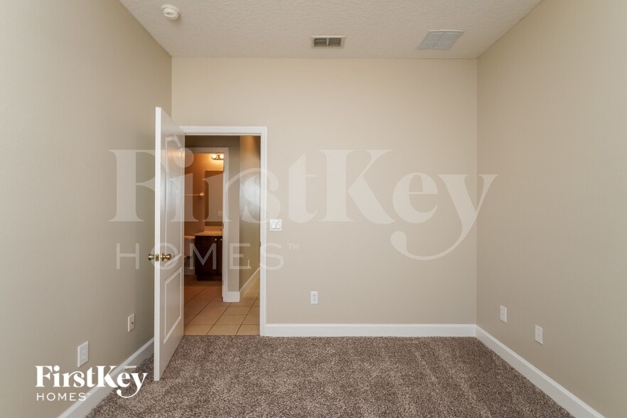 Building Photo - 9885 Moss Rose Way