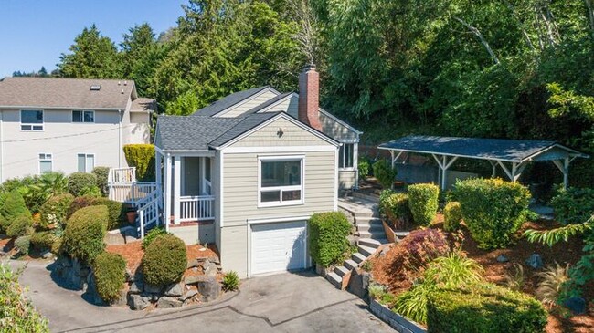Building Photo - Charming Beach Drive Craftsman w/ AC and V...
