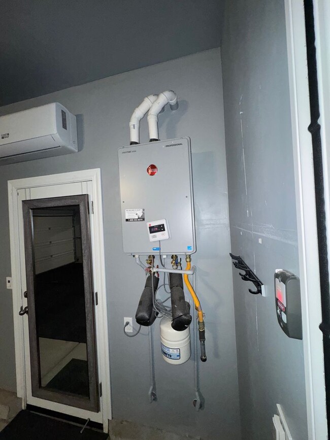 Building Photo - A Great House to Call Home!