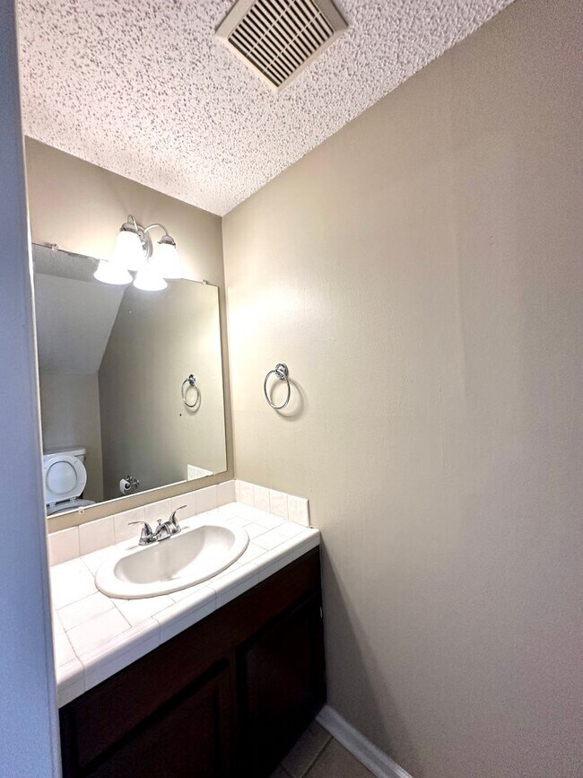 Building Photo - 2 BR 2.5 BA Pleasant Ridge Townhomes