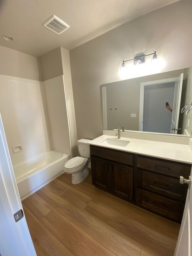 Building Photo - Beautiful like new 3 Bedroom, 2.5 Bathroom...