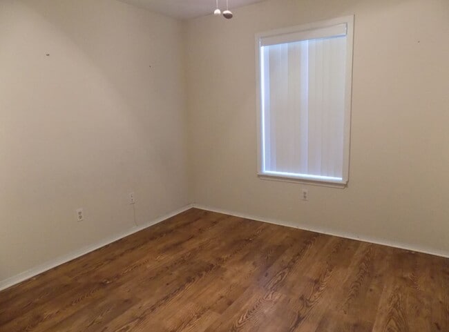 Building Photo - 502 Laura Ct