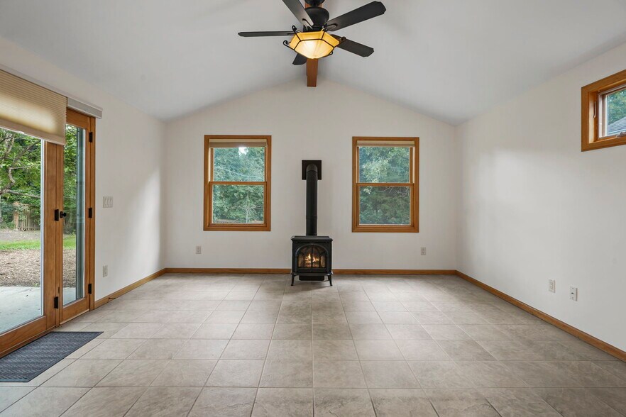 Family room - 3633 Gregory St