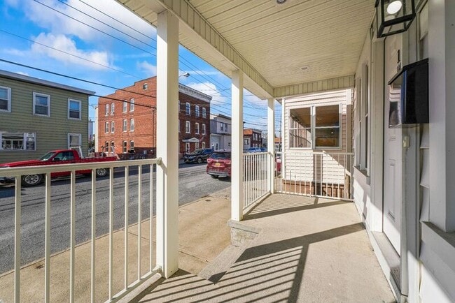 Building Photo - 44 Saratoga Ave