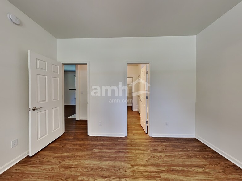 Building Photo - 145 Pearson Place