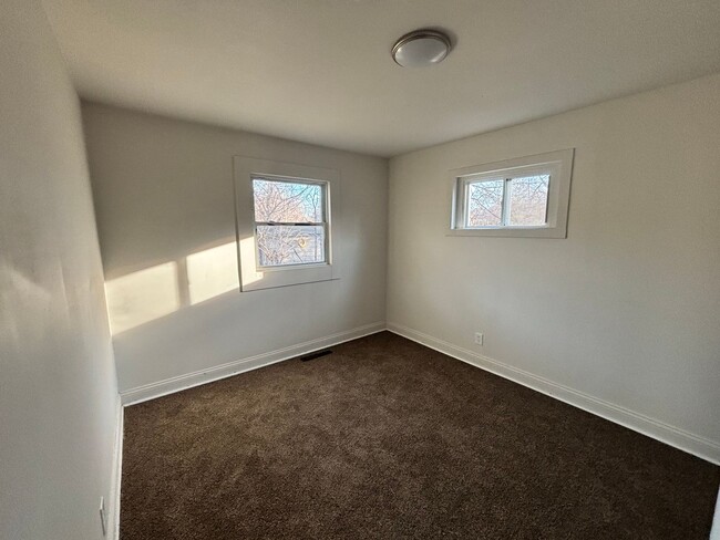 Building Photo - 3 bed 1 bath house with garage